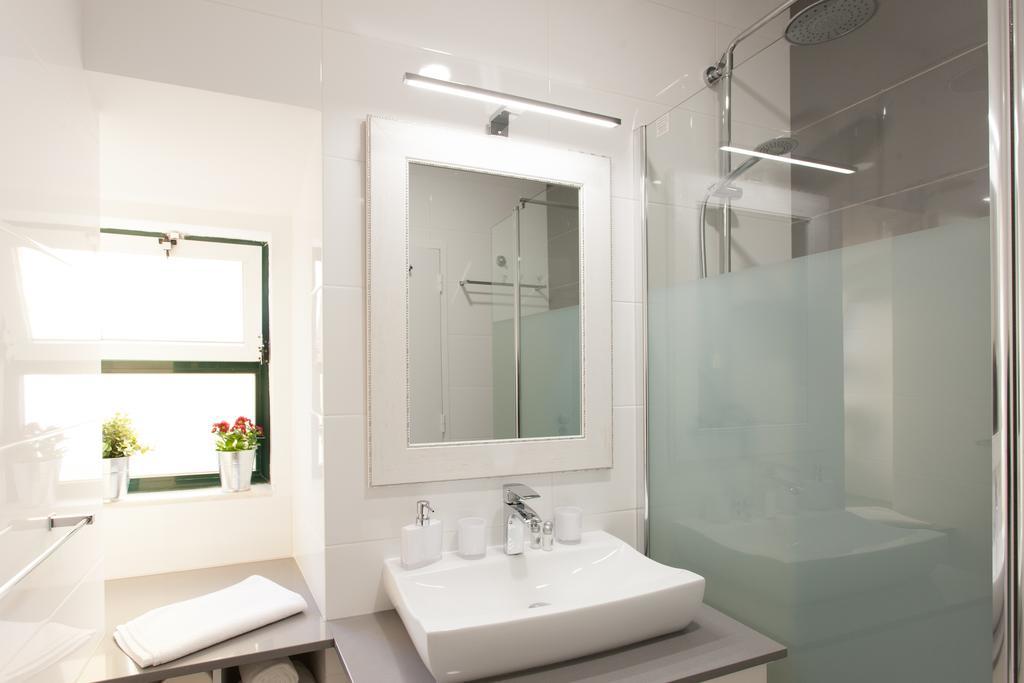 Apartament White Tiles In Center