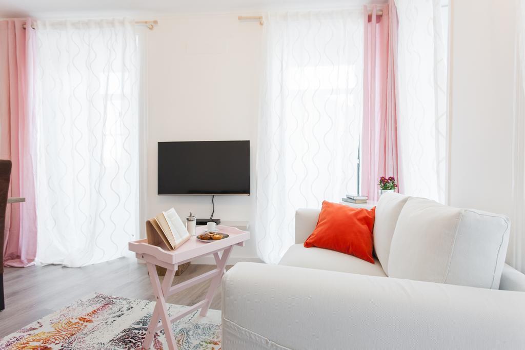 White Tiles In Center Apartament *