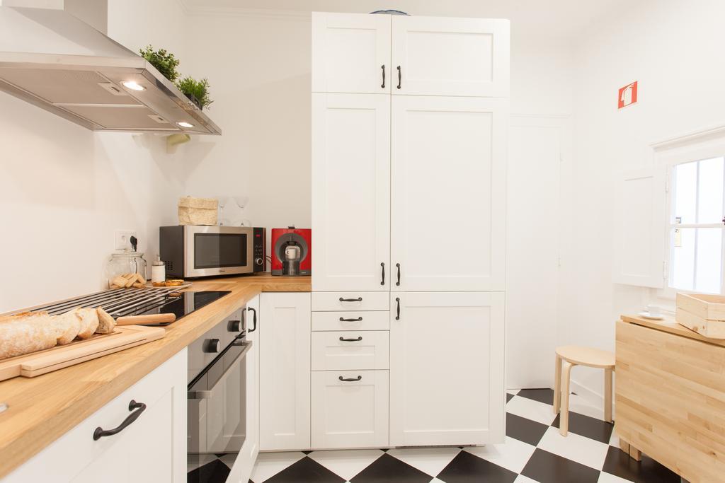 White Tiles In Center Apartament *